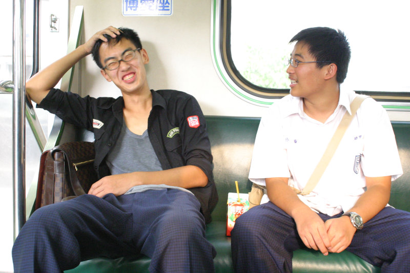 台灣鐵路旅遊攝影街拍帥哥對話旅客2005-08-30攝影照片10