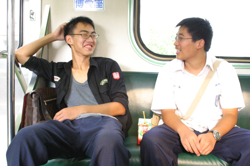 台灣鐵路旅遊攝影街拍帥哥對話旅客2005-08-30攝影照片11