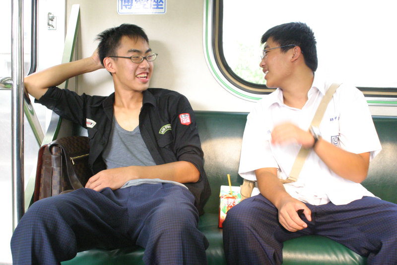 台灣鐵路旅遊攝影街拍帥哥對話旅客2005-08-30攝影照片12