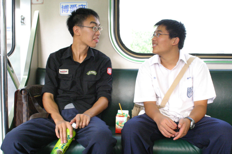 台灣鐵路旅遊攝影街拍帥哥對話旅客2005-08-30攝影照片14