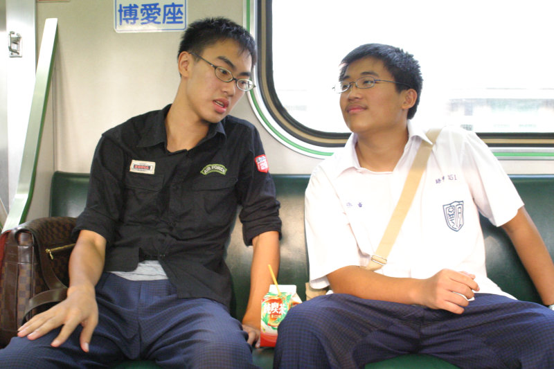 台灣鐵路旅遊攝影街拍帥哥對話旅客2005-08-30攝影照片16