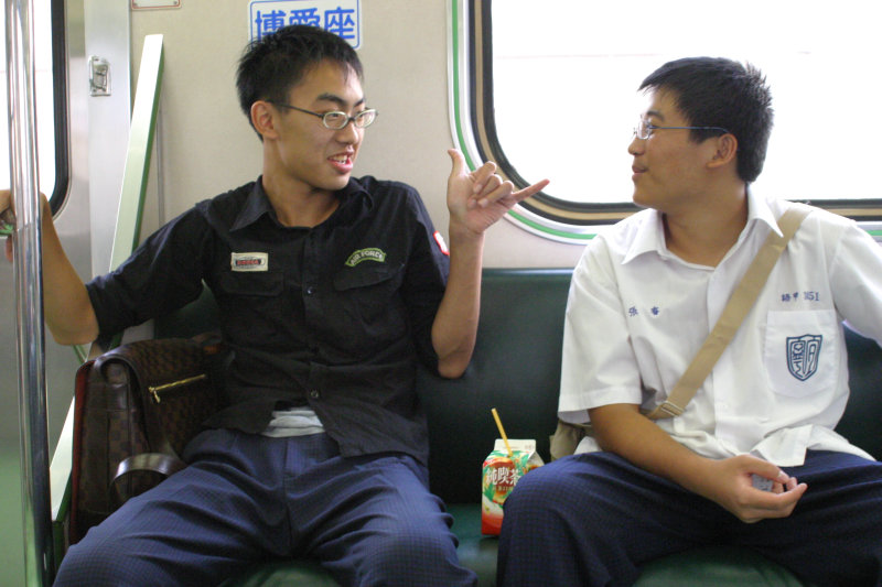 台灣鐵路旅遊攝影街拍帥哥對話旅客2005-08-30攝影照片17