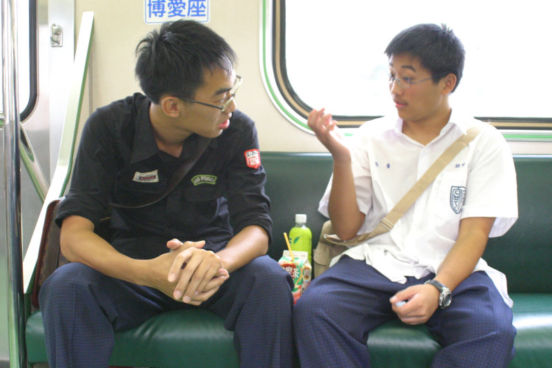 台灣鐵路旅遊攝影街拍帥哥對話旅客2005-08-30攝影照片20