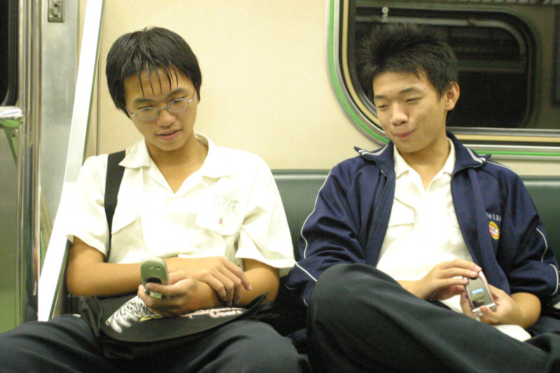 台灣鐵路旅遊攝影街拍帥哥對話旅客2005-10-14攝影照片12