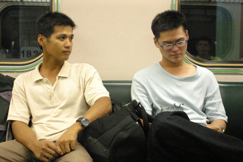 台灣鐵路旅遊攝影街拍帥哥對話旅客2005-10-21攝影照片3