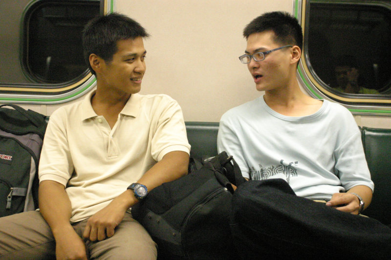台灣鐵路旅遊攝影街拍帥哥對話旅客2005-10-21攝影照片4