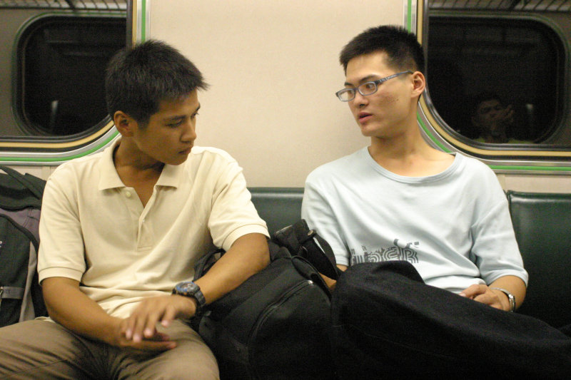 台灣鐵路旅遊攝影街拍帥哥對話旅客2005-10-21攝影照片7