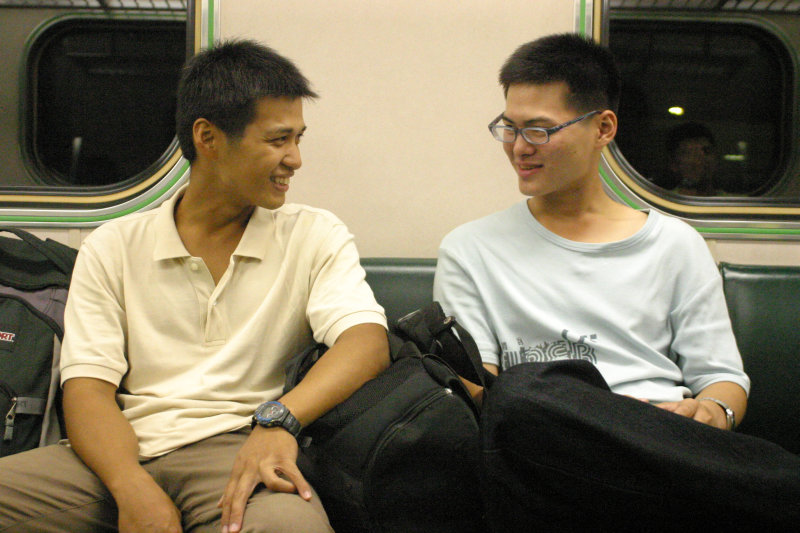 台灣鐵路旅遊攝影街拍帥哥對話旅客2005-10-21攝影照片9