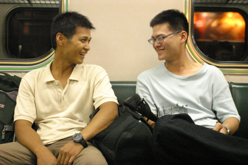 台灣鐵路旅遊攝影街拍帥哥對話旅客2005-10-21攝影照片15