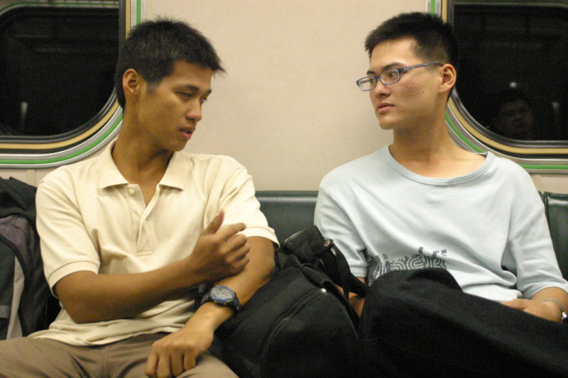 台灣鐵路旅遊攝影街拍帥哥對話旅客2005-10-21攝影照片20