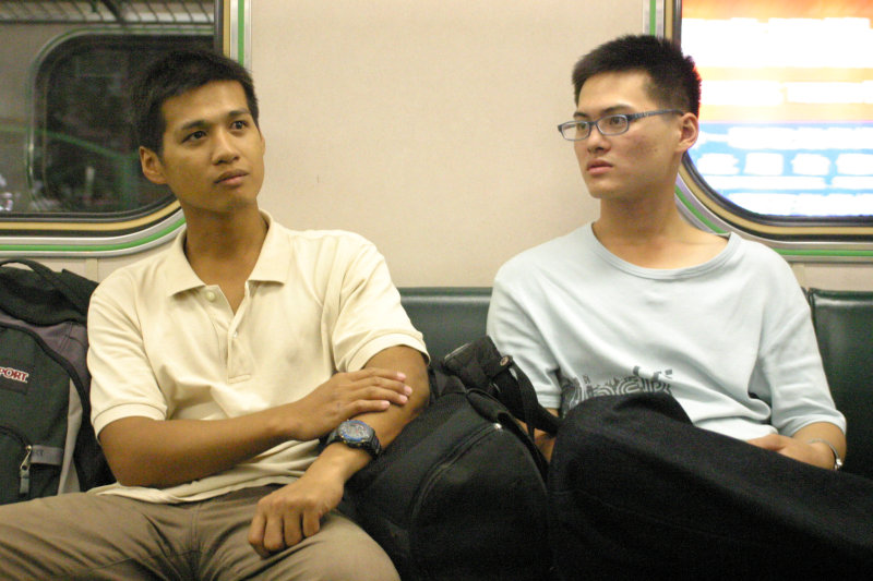 台灣鐵路旅遊攝影街拍帥哥對話旅客2005-10-21攝影照片23