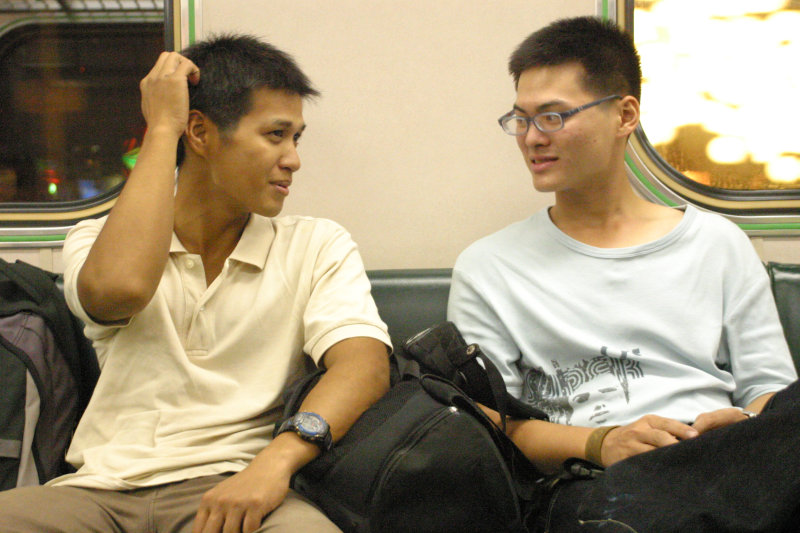 台灣鐵路旅遊攝影街拍帥哥對話旅客2005-10-21攝影照片25