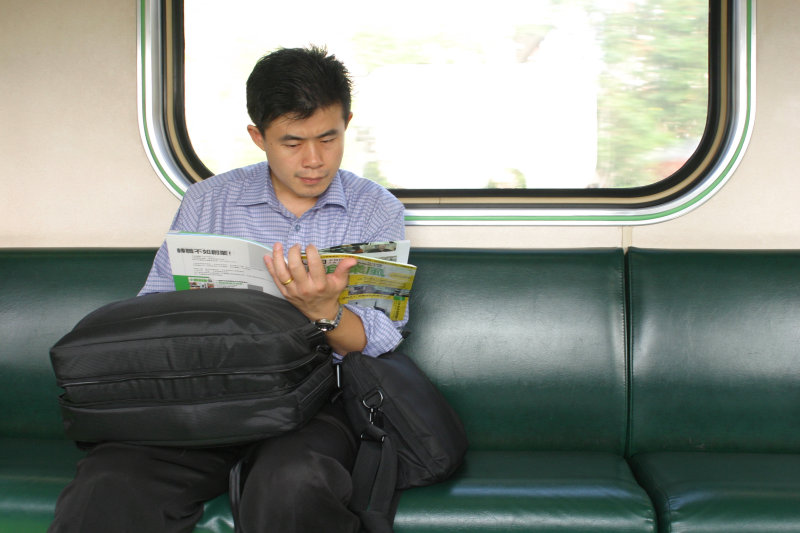 台灣鐵路旅遊攝影街拍帥哥對話旅客2005-11-08攝影照片1