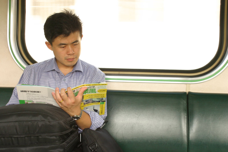 台灣鐵路旅遊攝影街拍帥哥對話旅客2005-11-08攝影照片2