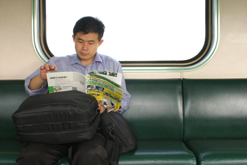 台灣鐵路旅遊攝影街拍帥哥對話旅客2005-11-08攝影照片3