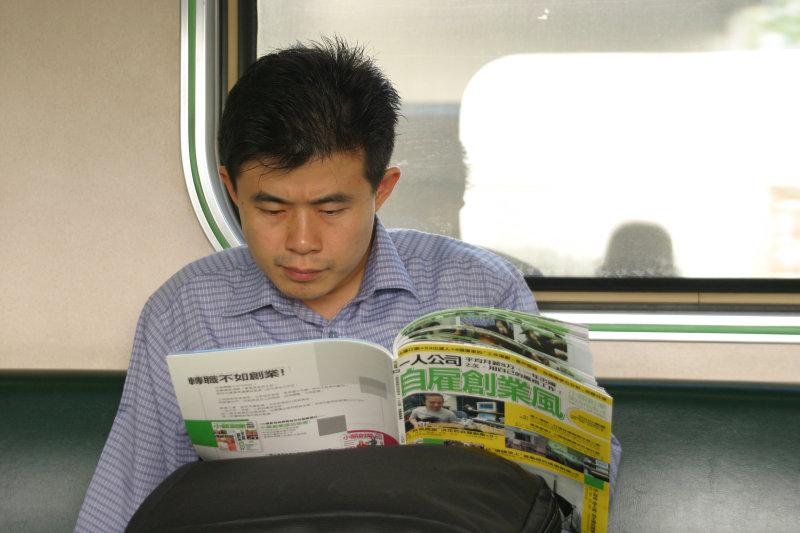 台灣鐵路旅遊攝影街拍帥哥對話旅客2005-11-08攝影照片4