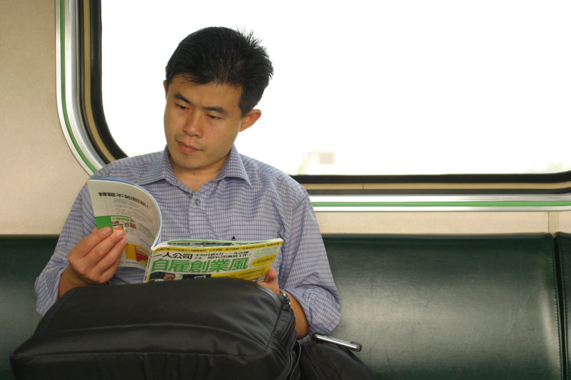 台灣鐵路旅遊攝影街拍帥哥對話旅客2005-11-08攝影照片5
