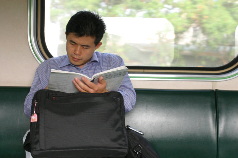 台灣鐵路旅遊攝影街拍帥哥對話旅客2005-11-08攝影照片9