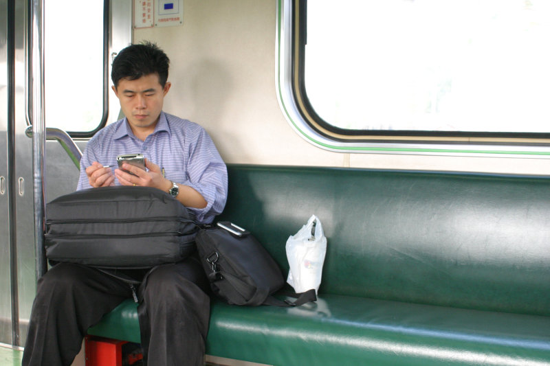 台灣鐵路旅遊攝影街拍帥哥對話旅客2005-11-08攝影照片10