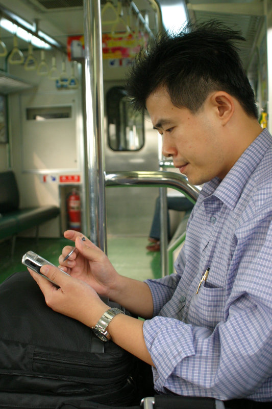 台灣鐵路旅遊攝影街拍帥哥對話旅客2005-11-08攝影照片16