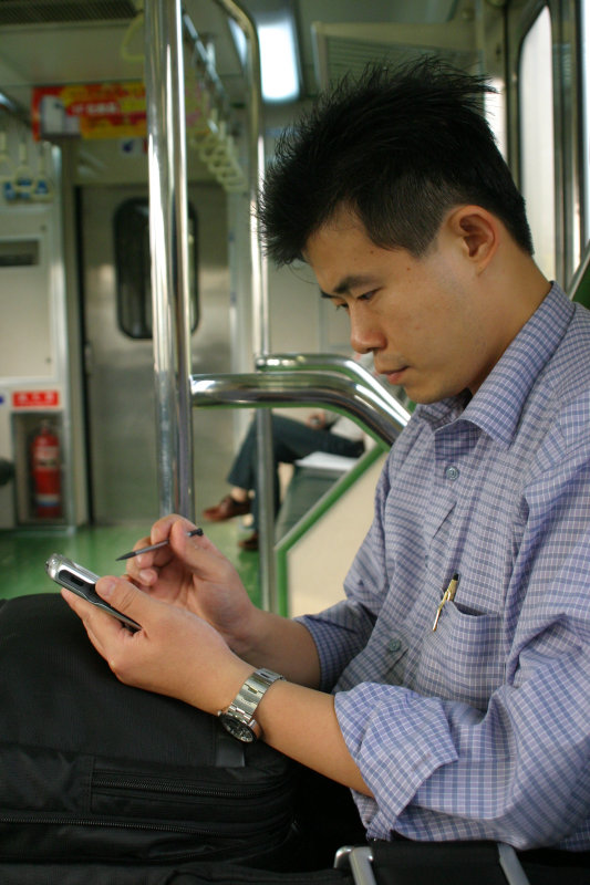 台灣鐵路旅遊攝影街拍帥哥對話旅客2005-11-08攝影照片18