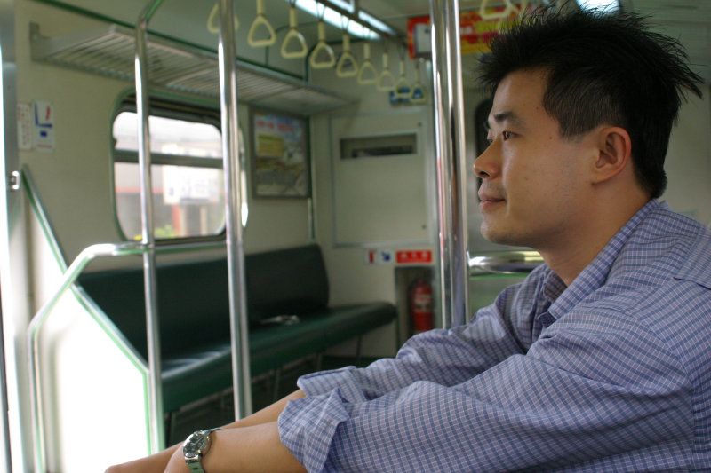 台灣鐵路旅遊攝影街拍帥哥對話旅客2005-11-08攝影照片19