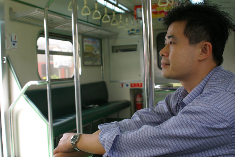 台灣鐵路旅遊攝影街拍帥哥對話旅客2005-11-08攝影照片20