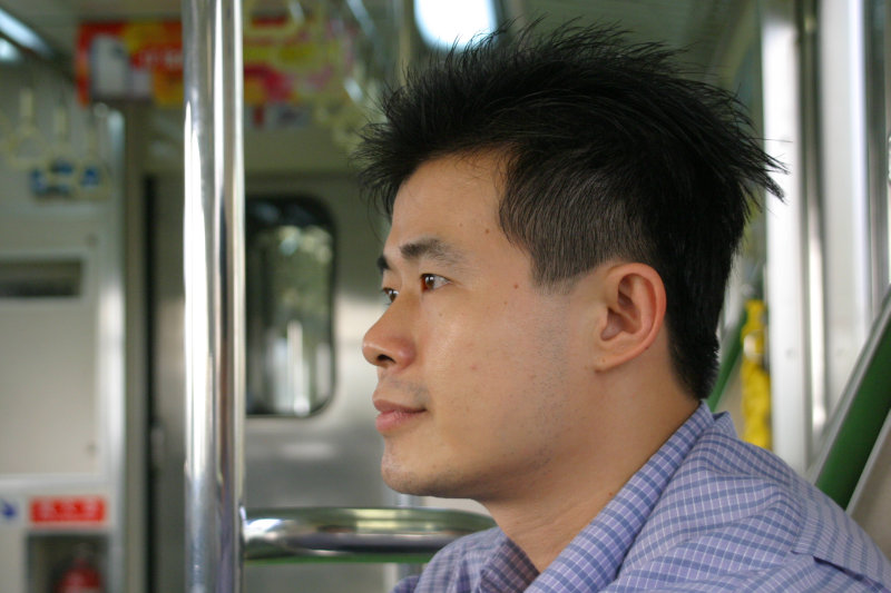 台灣鐵路旅遊攝影街拍帥哥對話旅客2005-11-08攝影照片23