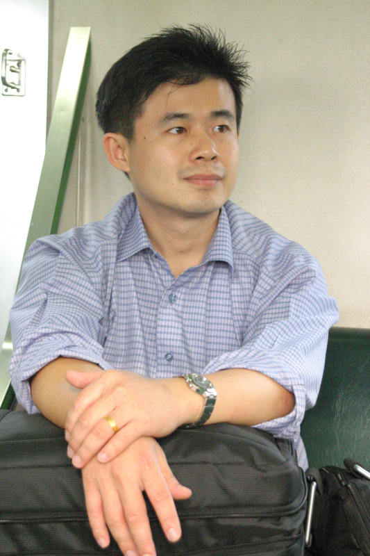 台灣鐵路旅遊攝影街拍帥哥對話旅客2005-11-08攝影照片29