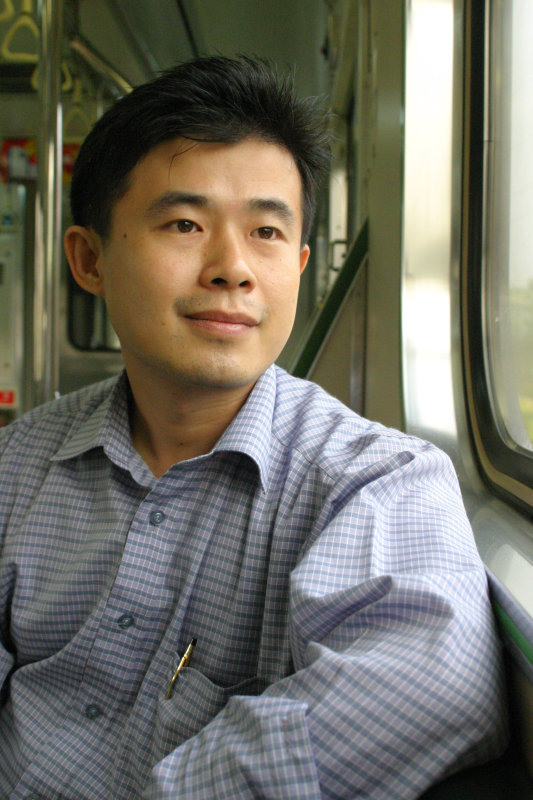 台灣鐵路旅遊攝影街拍帥哥對話旅客2005-11-08攝影照片33
