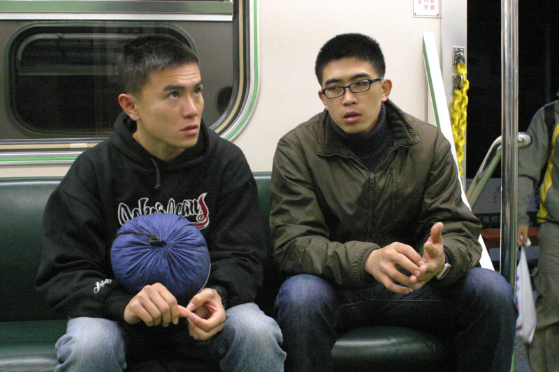 台灣鐵路旅遊攝影街拍帥哥對話旅客2005-12-23攝影照片1
