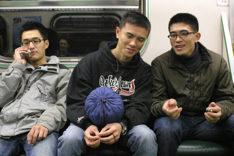 台灣鐵路旅遊攝影街拍帥哥對話旅客2005-12-23攝影照片2