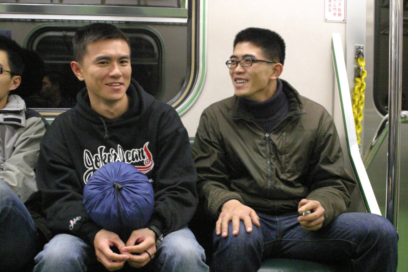 台灣鐵路旅遊攝影街拍帥哥對話旅客2005-12-23攝影照片3