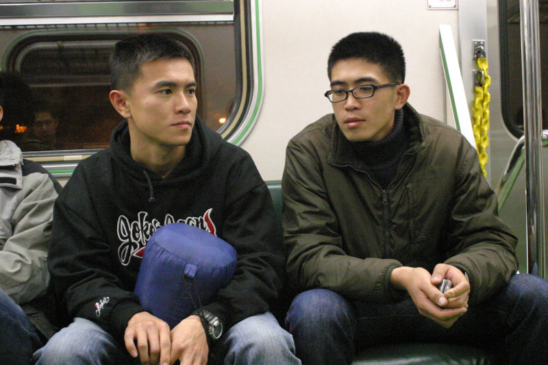 台灣鐵路旅遊攝影街拍帥哥對話旅客2005-12-23攝影照片4
