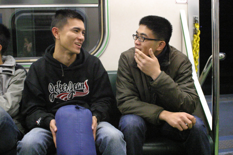 台灣鐵路旅遊攝影街拍帥哥對話旅客2005-12-23攝影照片5