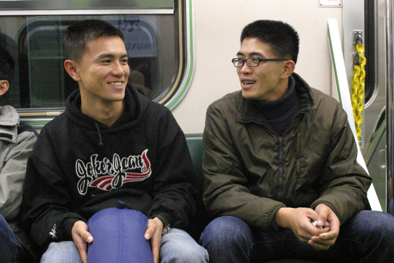 台灣鐵路旅遊攝影街拍帥哥對話旅客2005-12-23攝影照片6