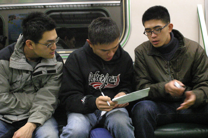 台灣鐵路旅遊攝影街拍帥哥對話旅客2005-12-23攝影照片7