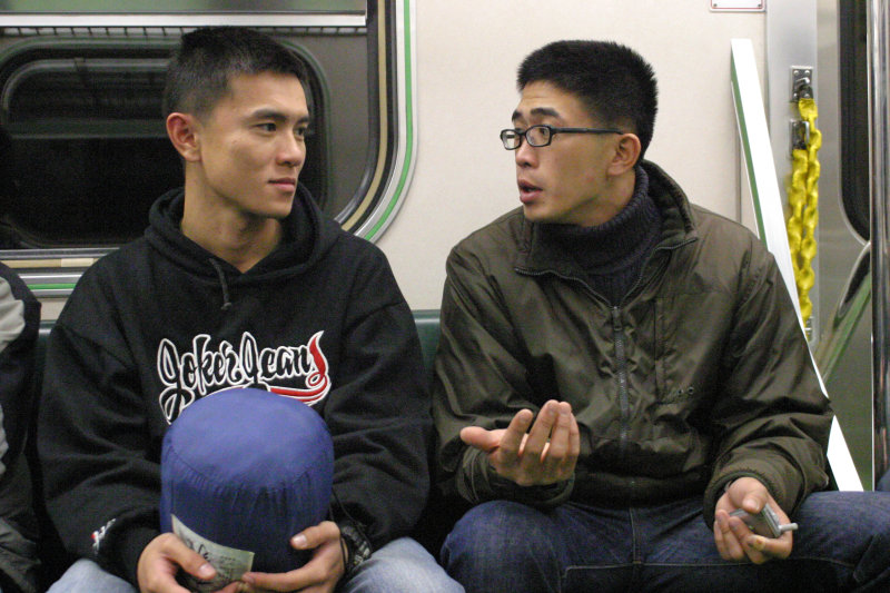 台灣鐵路旅遊攝影街拍帥哥對話旅客2005-12-23攝影照片8