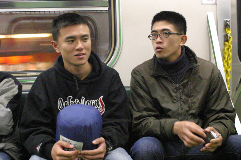 台灣鐵路旅遊攝影街拍帥哥對話旅客2005-12-23攝影照片9