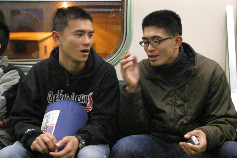 台灣鐵路旅遊攝影街拍帥哥對話旅客2005-12-23攝影照片10