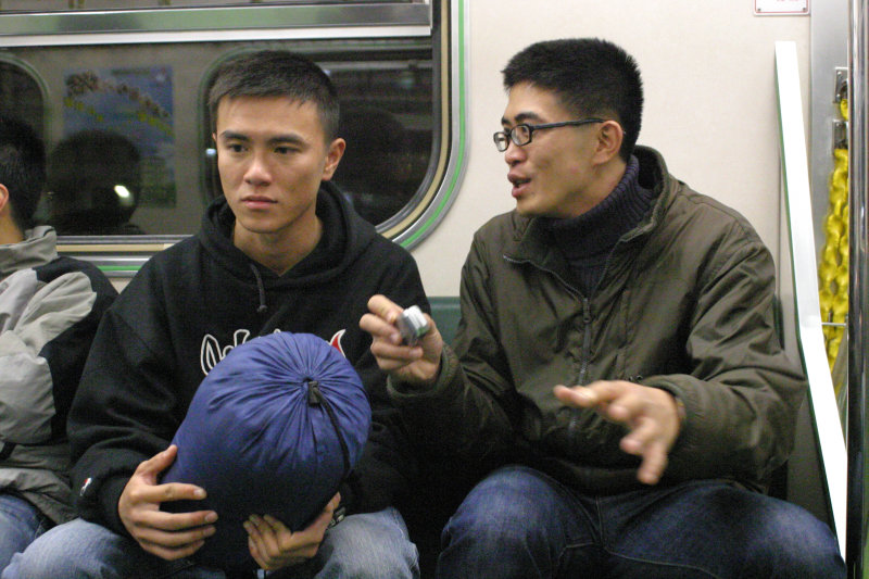 台灣鐵路旅遊攝影街拍帥哥對話旅客2005-12-23攝影照片11