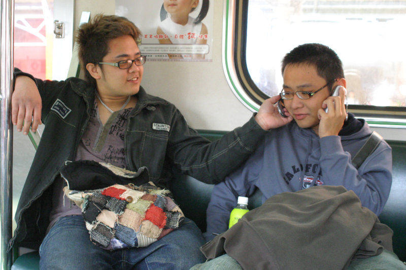 台灣鐵路旅遊攝影街拍帥哥對話旅客2005-12-24攝影照片3