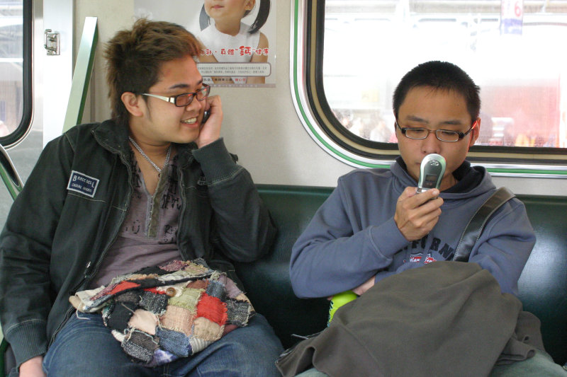 台灣鐵路旅遊攝影街拍帥哥對話旅客2005-12-24攝影照片5