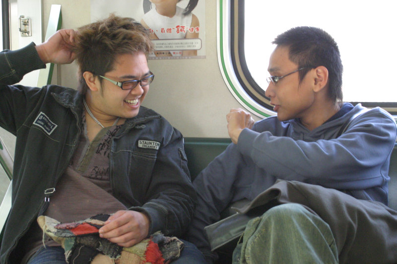 台灣鐵路旅遊攝影街拍帥哥對話旅客2005-12-24攝影照片8