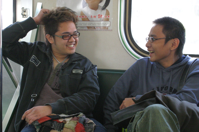 台灣鐵路旅遊攝影街拍帥哥對話旅客2005-12-24攝影照片10