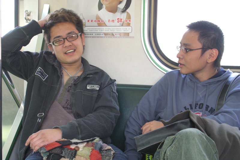 台灣鐵路旅遊攝影街拍帥哥對話旅客2005-12-24攝影照片11