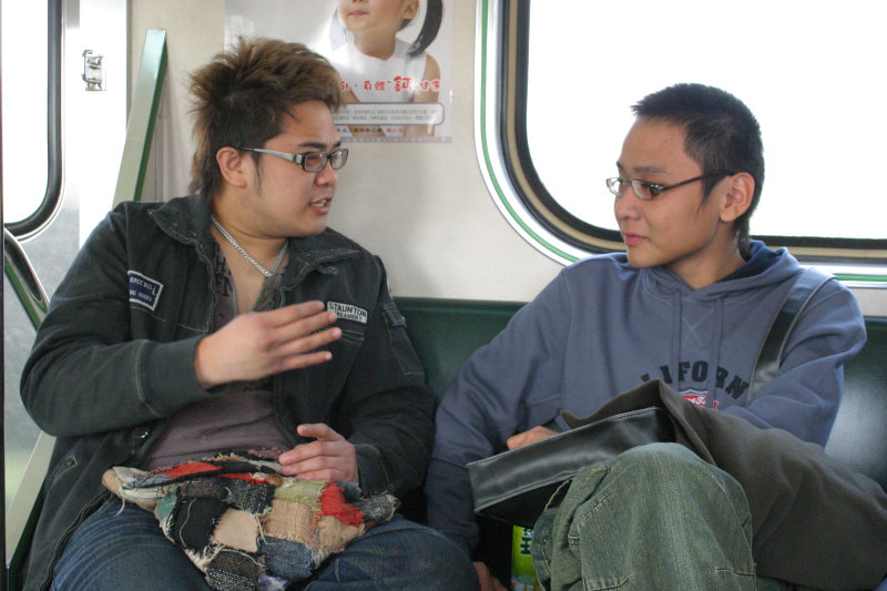 台灣鐵路旅遊攝影街拍帥哥對話旅客2005-12-24攝影照片12