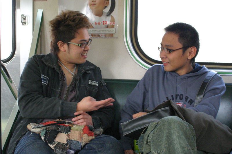 台灣鐵路旅遊攝影街拍帥哥對話旅客2005-12-24攝影照片13