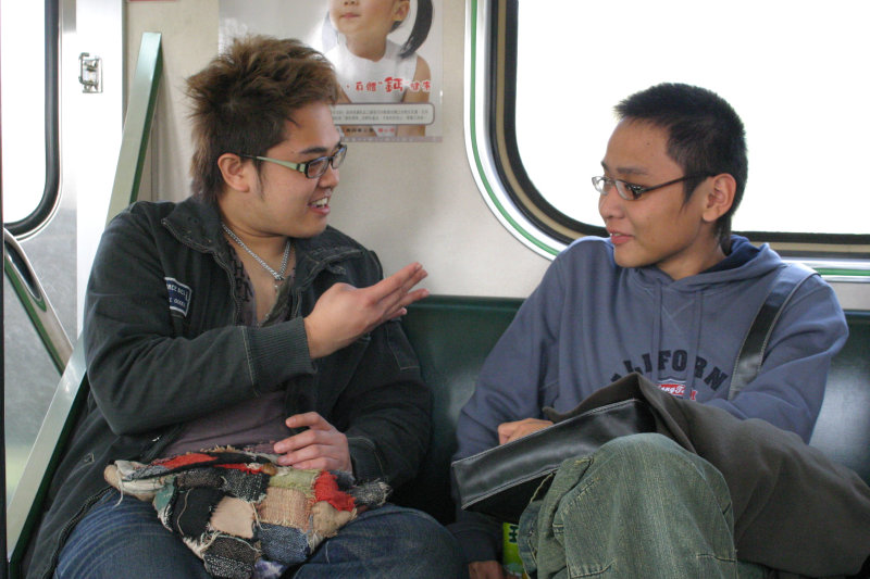 台灣鐵路旅遊攝影街拍帥哥對話旅客2005-12-24攝影照片14