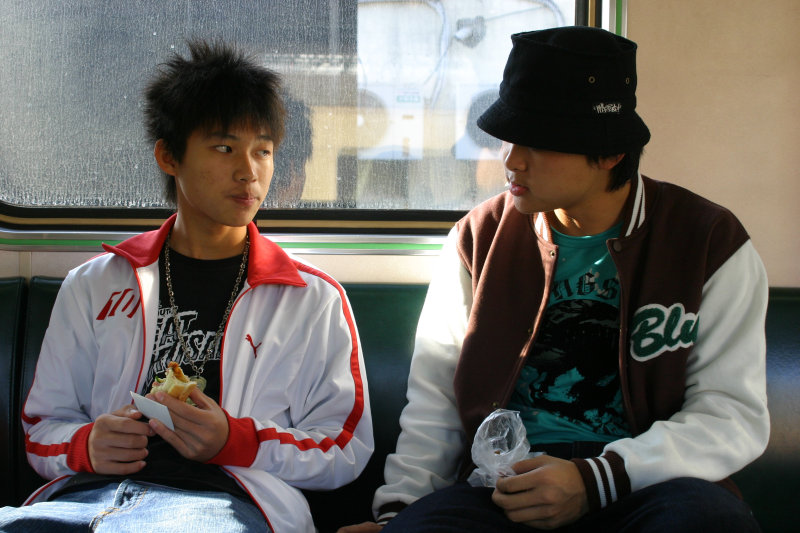 台灣鐵路旅遊攝影街拍帥哥對話旅客2005-12-31攝影照片1